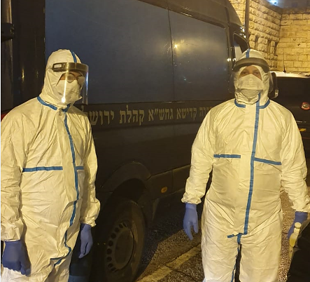 אנשי חברה קדישא בהלוויה // צילום: חברה קדישא ״קהילת ירושלים״